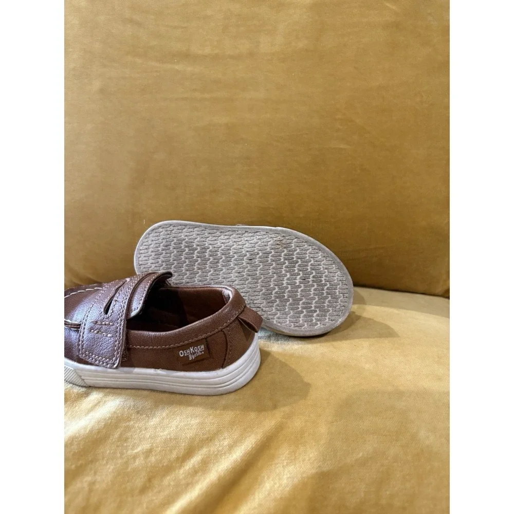 Oshkosh B'Gosh Sail hook and loop shoes Brown size 6